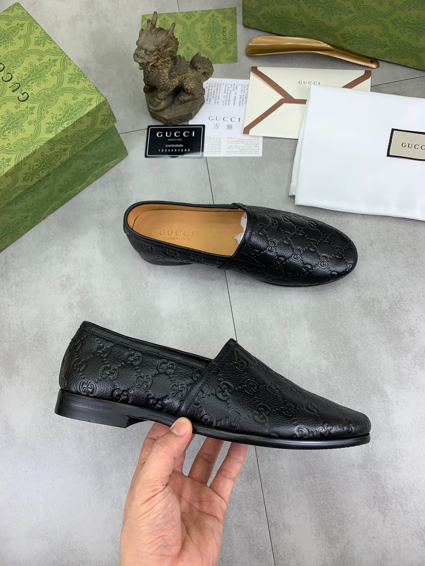 Men's Men's Shoes 💰P500💰【New Style】Water-dyed Niuli Gucci's most popular selection of lazy slip-on leather shoes (Gucci) official website latest Gucci lazy leather shoes, hot style 💥 simple and elegant style, exclusive for trendy men. Unique official website latest brand original double G embossing Elements 👑 Original Gucci decoration, fashionable and elegant, fabric original calfskin ✅ fully imported first-layer cowhide lining, official website designated wear-resistant, rubber business outsole, classic model taken at the counter in real life 🎬38-44 Various colors available